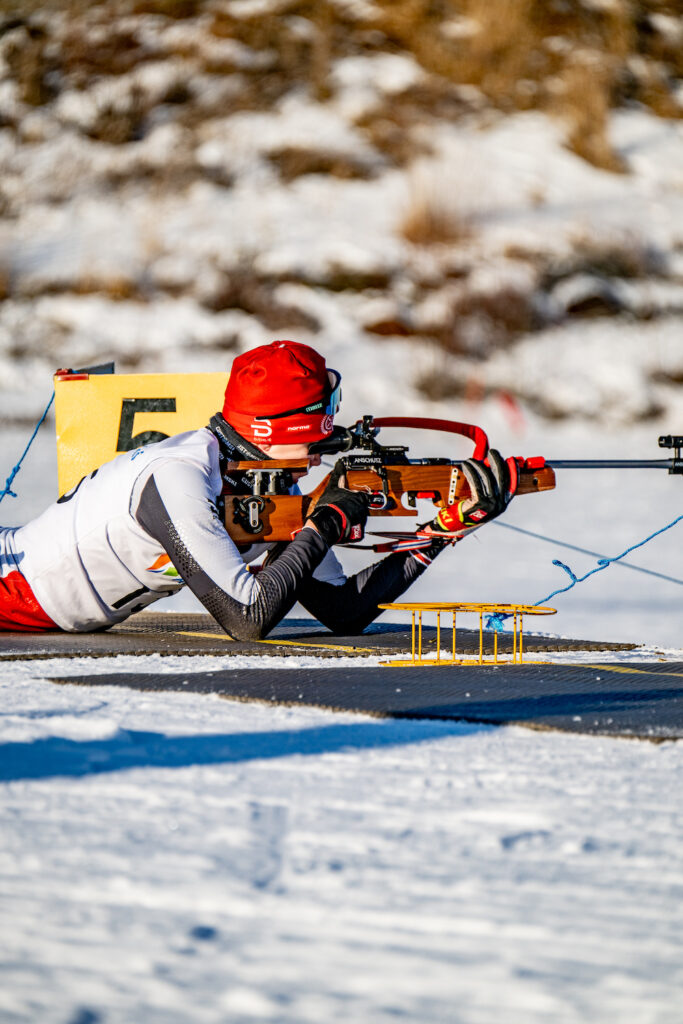 Voitto Salminen ampumapenkalla.